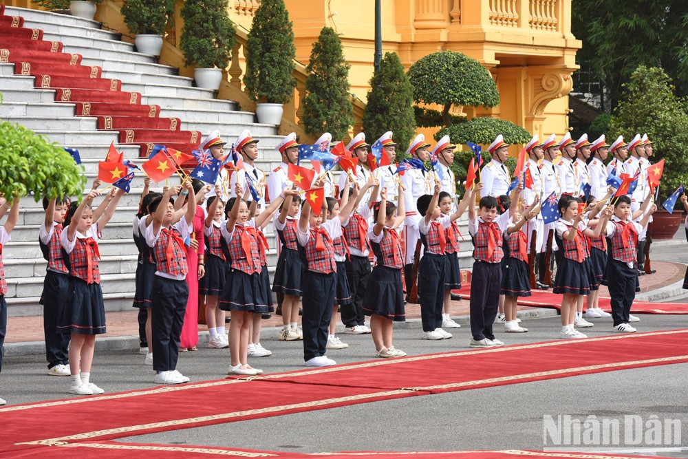 Niños capitalinos dan la bienvenida al primer ministro australiano, Anthony Albanese. Niños capitalinos dan la bienvenida al primer ministro australiano, Anthony Albanese.