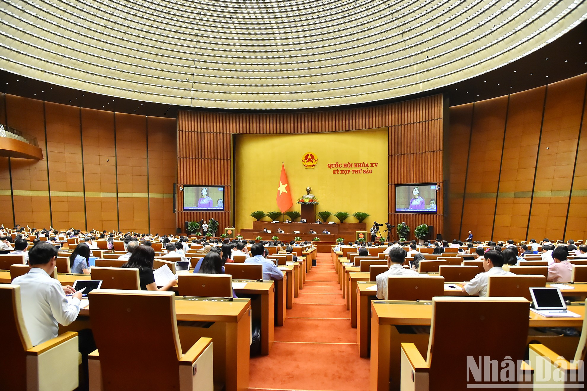 En el salón de convenciones.