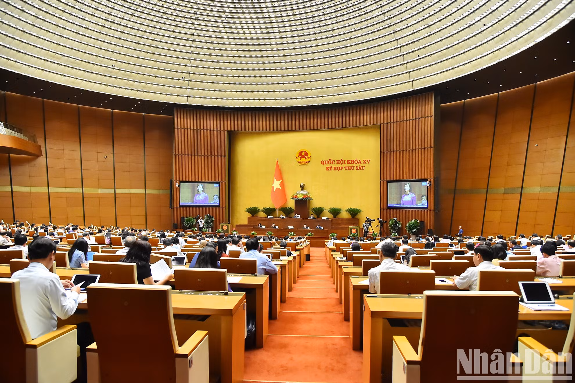 En el salón de convenciones.