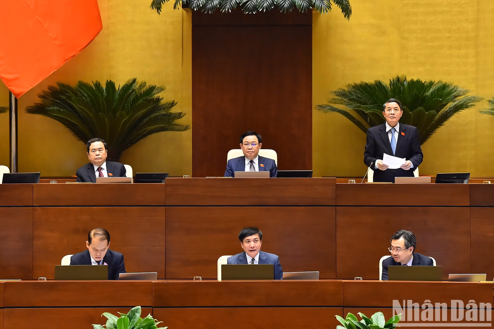 El vicepresidente de la Asamblea Nacional Nguyen Duc Hai modera la sesión de debate.