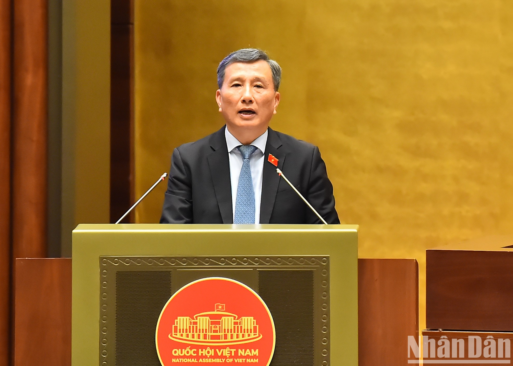 Le Quang Huy, miembro del Comité Permanente y jefe del Comité de Ciencia, Tecnología y Medio Ambiente del Parlamento, interviene en el evento.