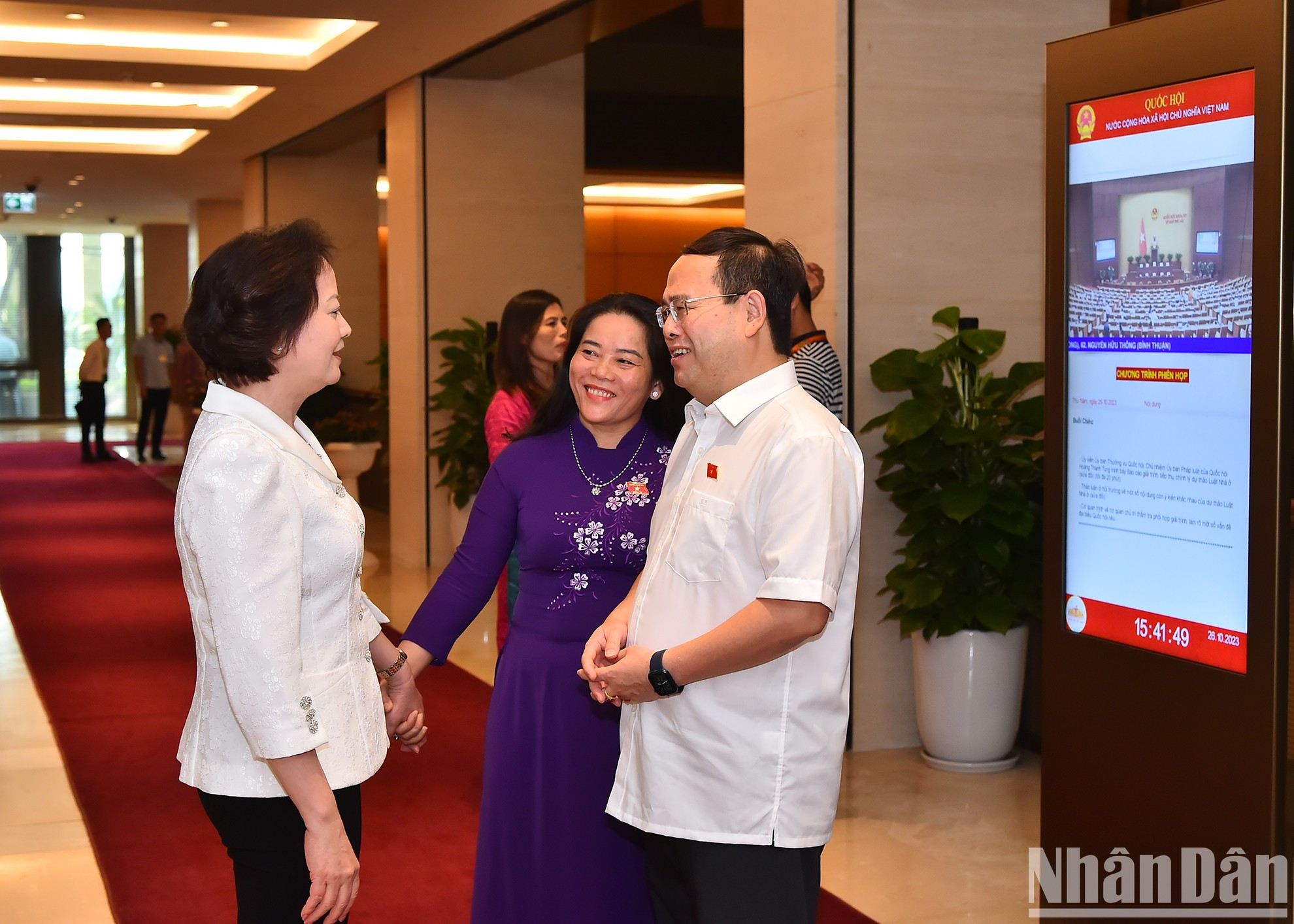 Delegados debeten al margen de la reunión.