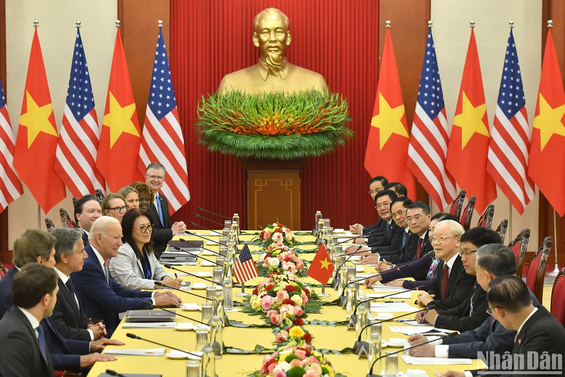 Reunión entre el secretario general del Partido Comunista de Vietnam, Nguyen Phu Trong, y el presidente de Estados Unidos, Joseph Biden.