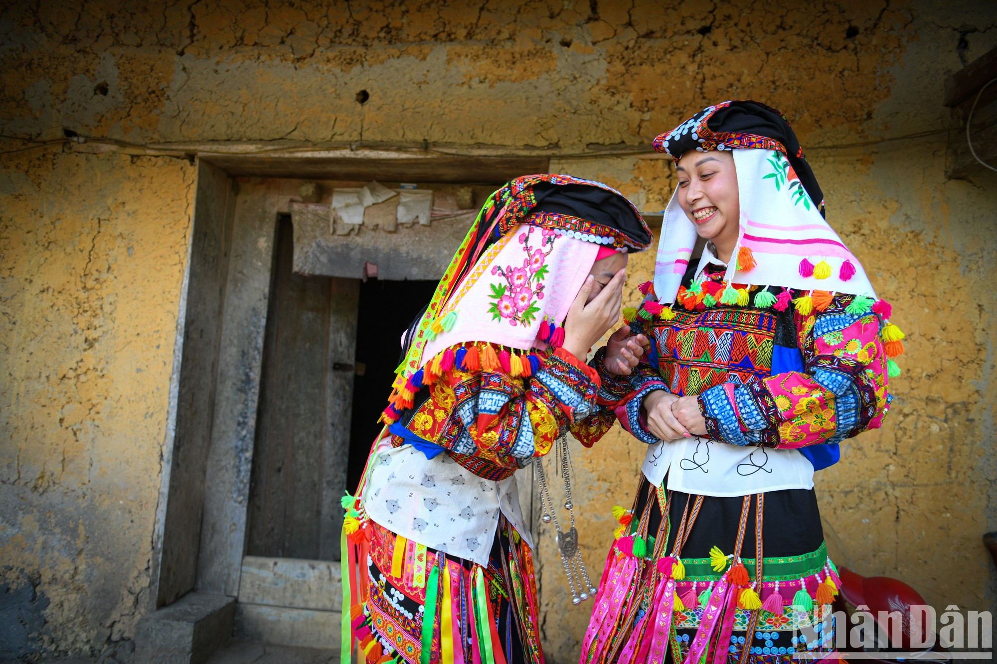 Sonrisas encantadoras de chicas de la etnia Lo Lo. Sonrisas encantadoras de chicas de la etnia Lo Lo.