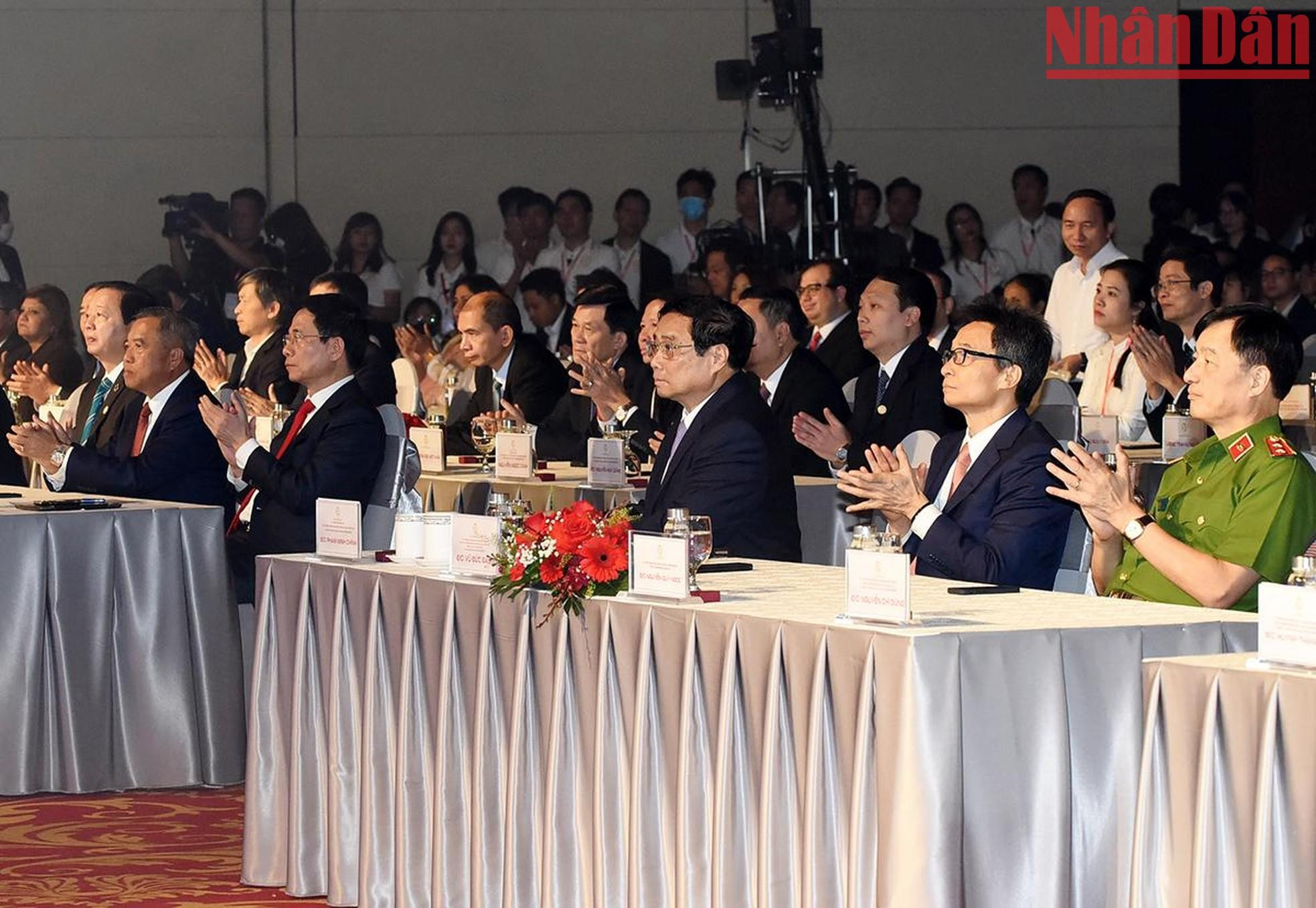 Pham Minh Chinh, también presidente del Comité Nacional para la Transformación Digital y otros delegados en el evento.