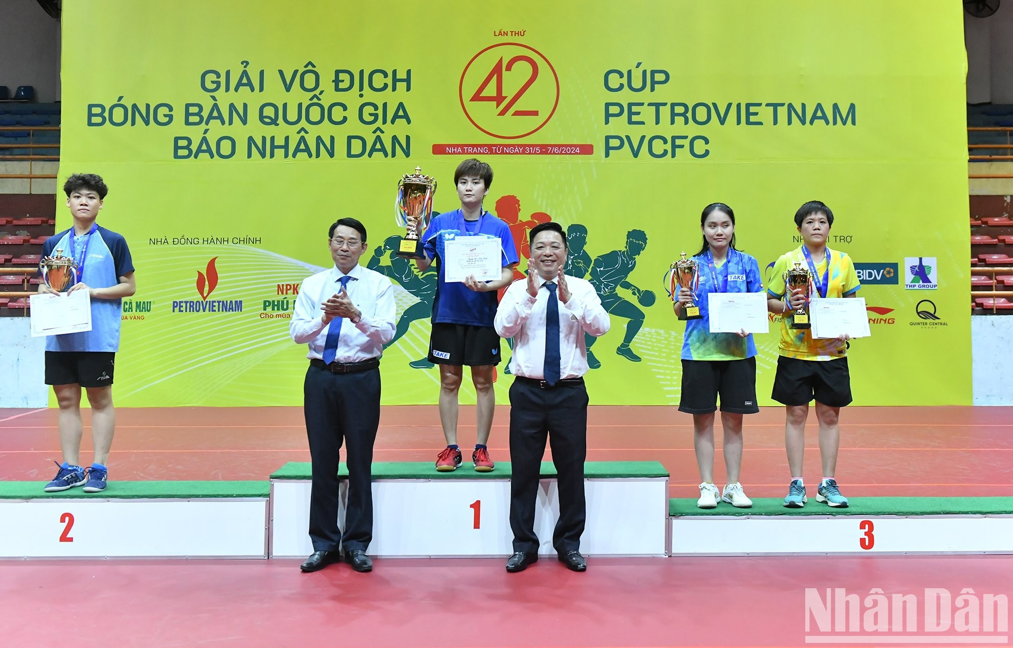 Entregan medallas y trofeos a los ganadores de la clasificación individual femenina. Entregan medallas y trofeos a los ganadores de la clasificación individual femenina.
