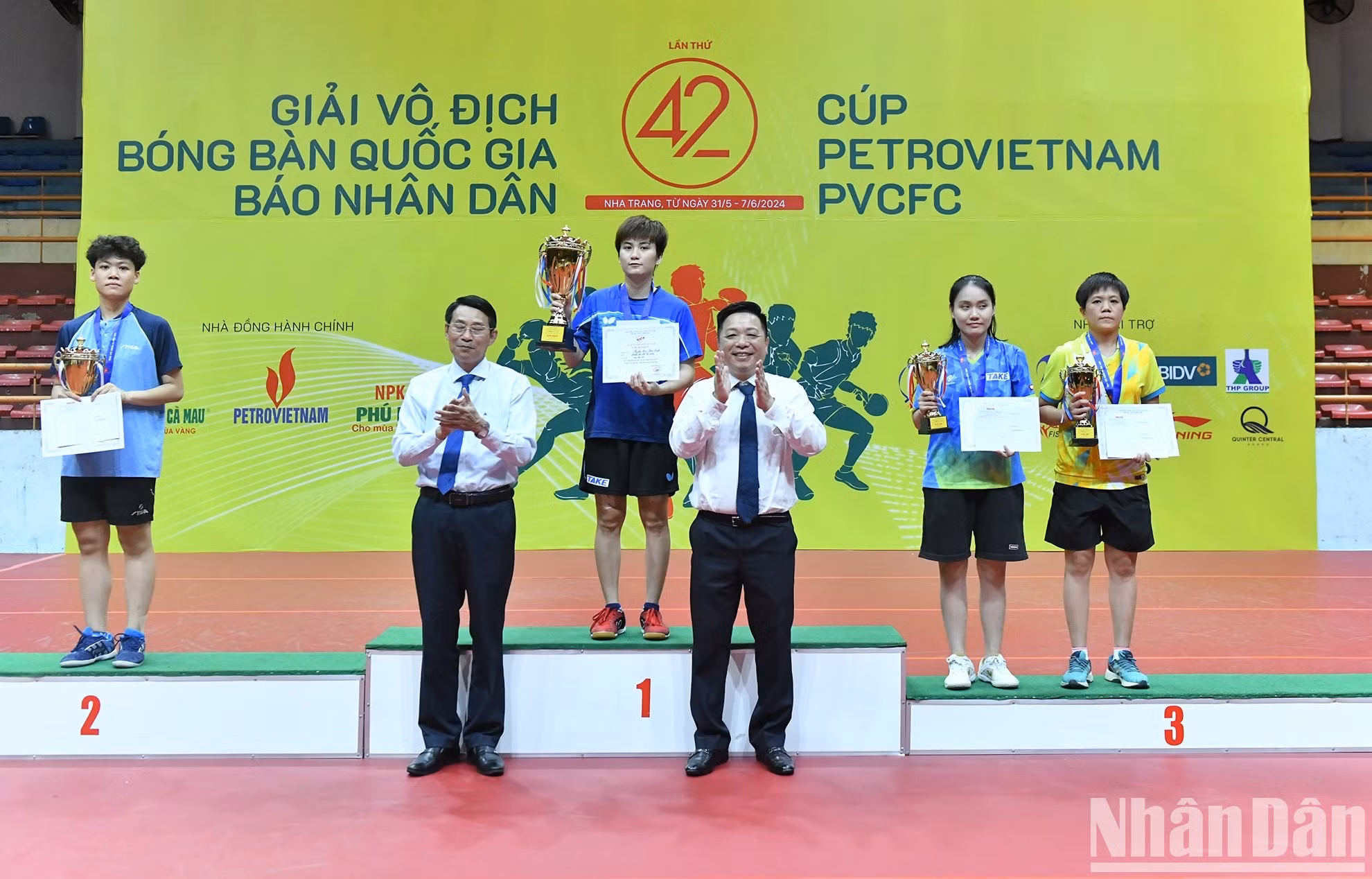 Entregan medallas y trofeos a los ganadores de la clasificación individual femenina.