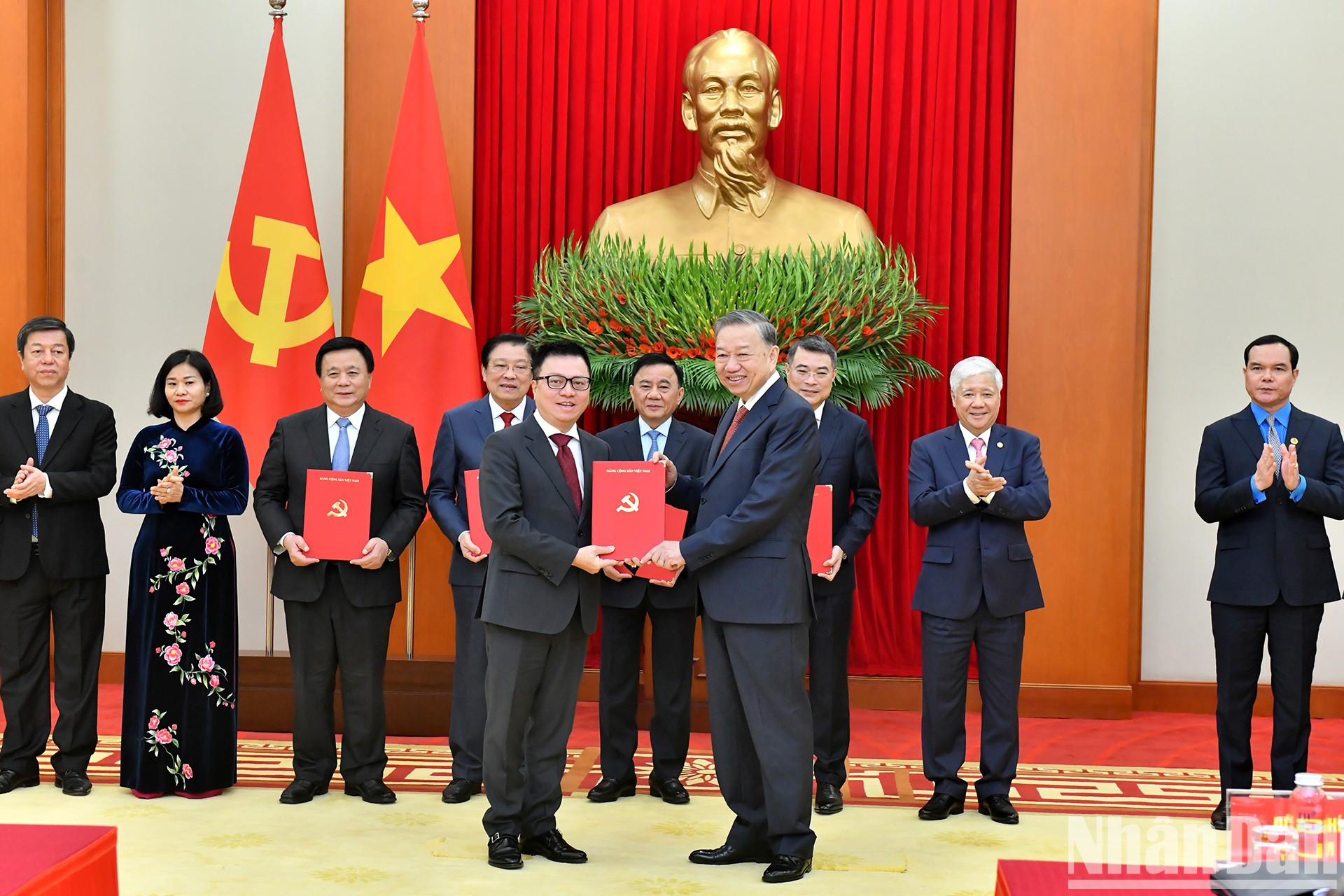 El presidente - editor del periódico Nhan Dan, Le Quoc Minh, recibe la decisión. El presidente - editor del periódico Nhan Dan, Le Quoc Minh, recibe la decisión.