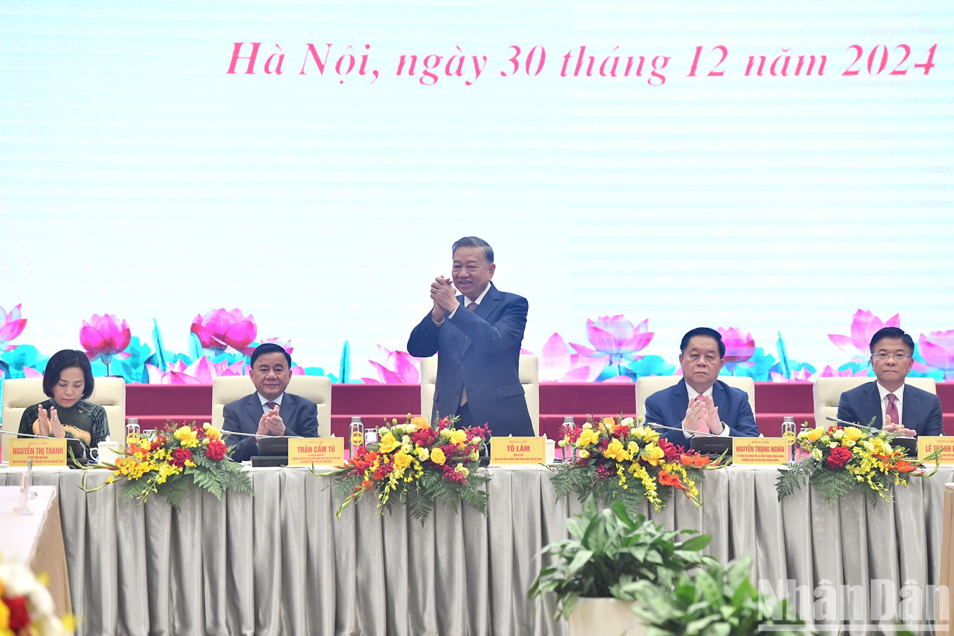 El dirigente partidista asiste a la cita.