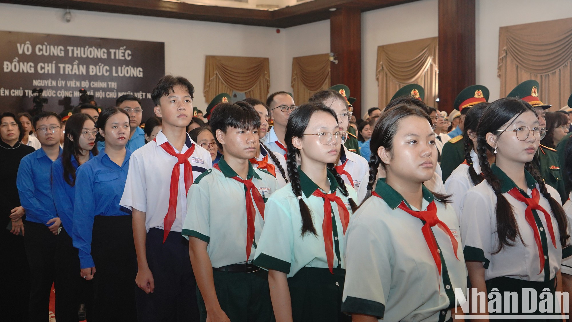 Las delegaciones de organismos, instituciones, escuelas, hospitales y unidades de las fuerzas armadas acuden a rendir homenaje al exdirigente.