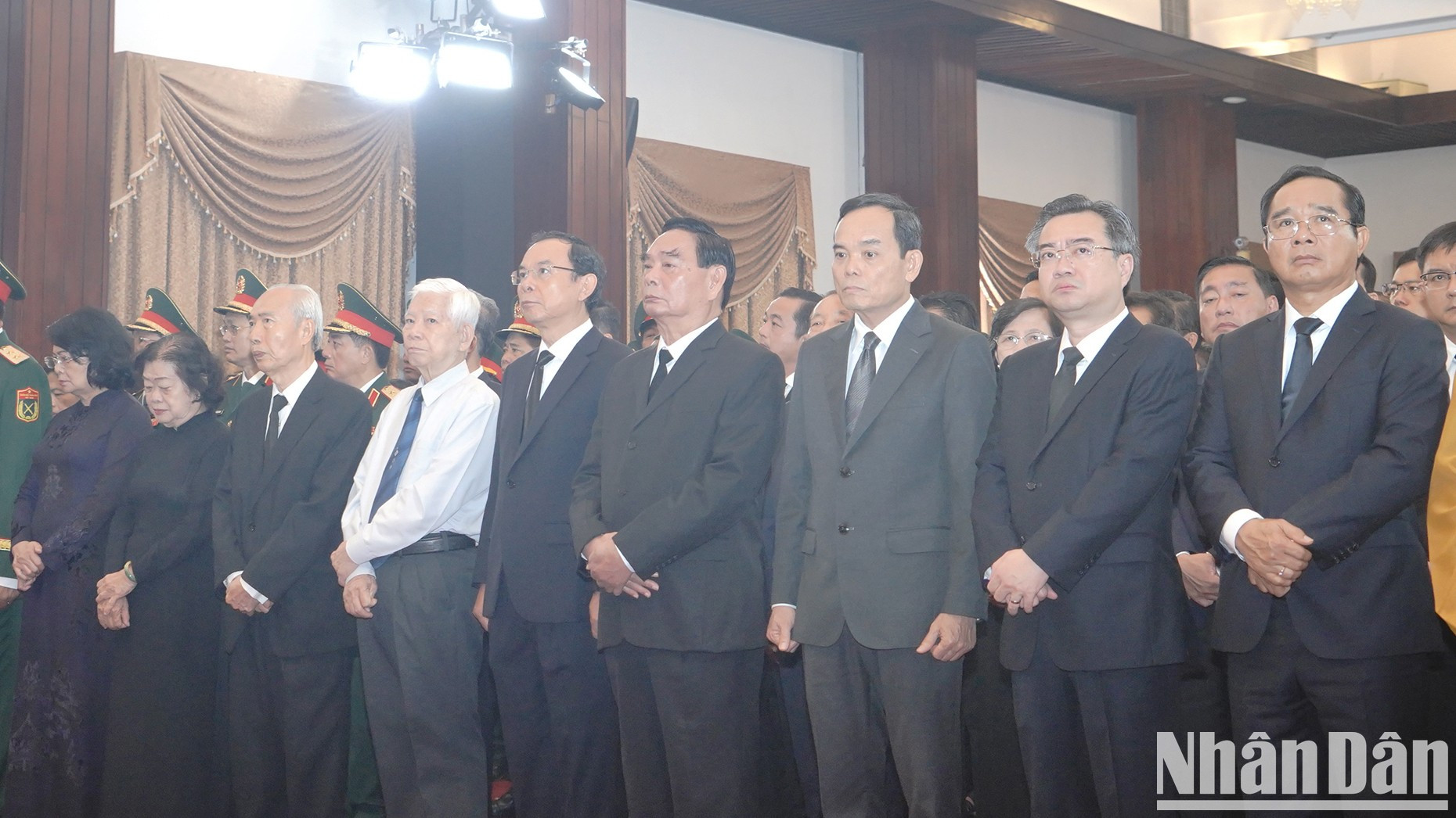 Anteriores y actuales dirigentes del Partido, del Estado y de Ciudad Ho Chi Minh asisten al acto.