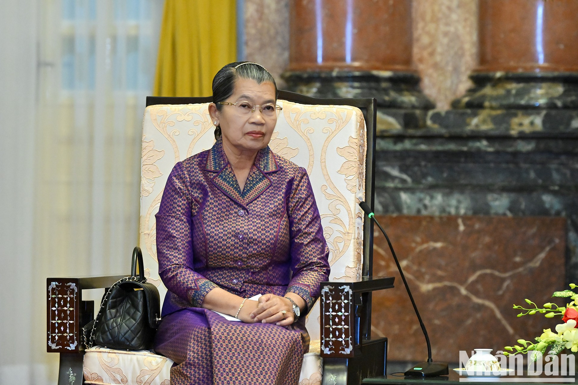 La visitante camboyana habla en la reunión. La visitante camboyana habla en la reunión.