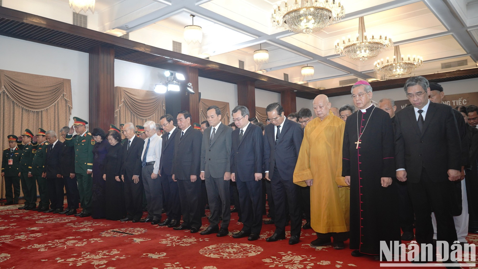 Los delegados guardan un minuto de silencio en memoria del expresidente Tran Duc Luong.