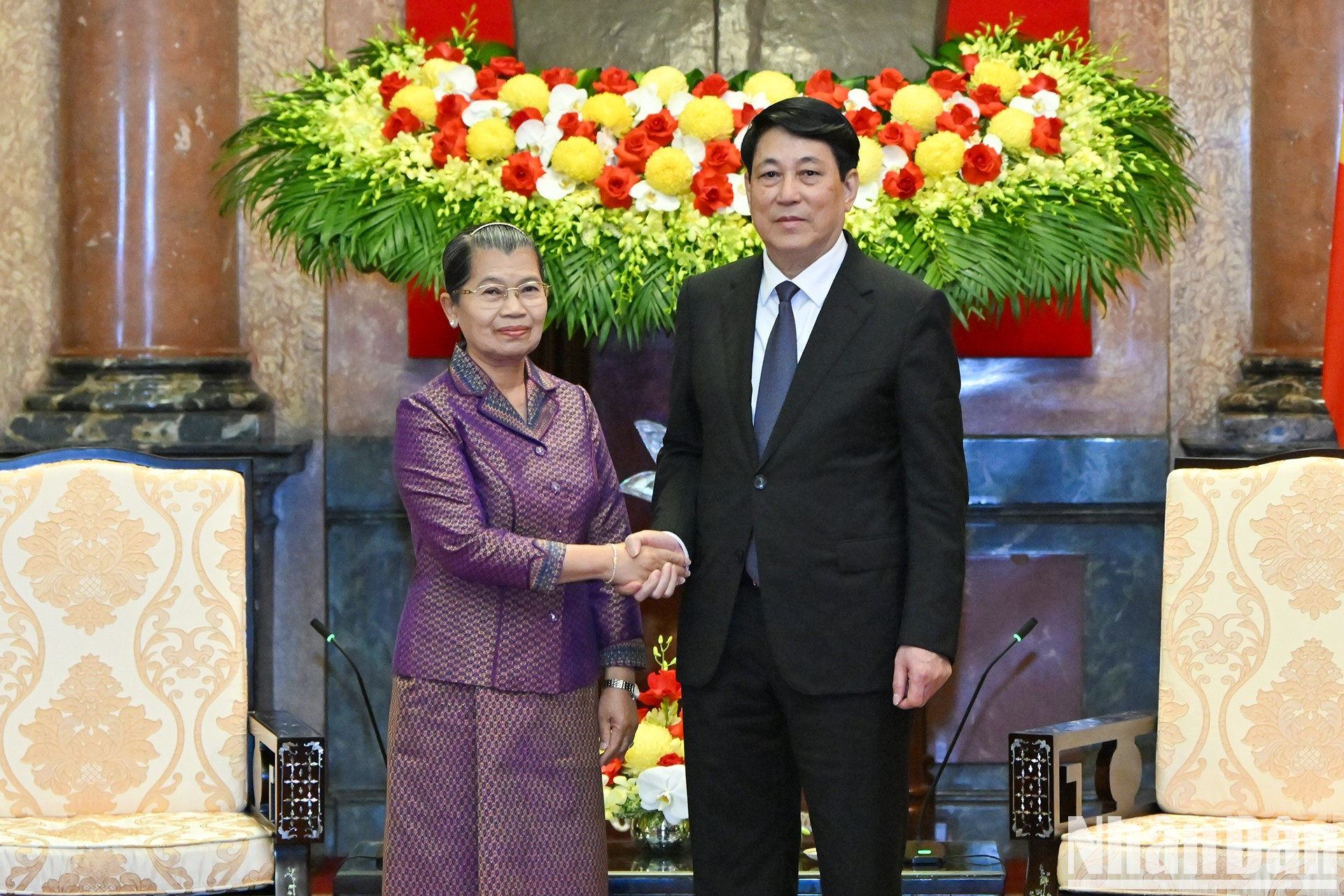 El presidente Luong Cuong y Men Sam An, vicepresidente del Partido Popular de Camboya, presidenta del Consejo Nacional del Frente de Solidaridad para el Desarrollo de la Patria de Camboya y presidenta de la Asociación de Amistad Camboya-Vietnam. El presidente Luong Cuong y Men Sam An, vicepresidente del Partido Popular de Camboya, presidenta del Consejo Nacional del Frente de Solidaridad para el Desarrollo de la Patria de Camboya y presidenta de la Asociación de Amistad Camboya-Vietnam.