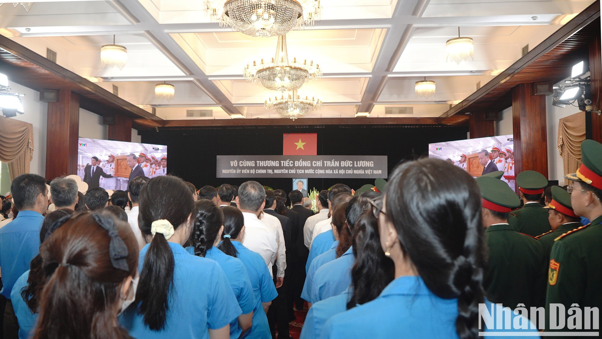 La ceremonia se lleva a cabo en un ambiente solemne.