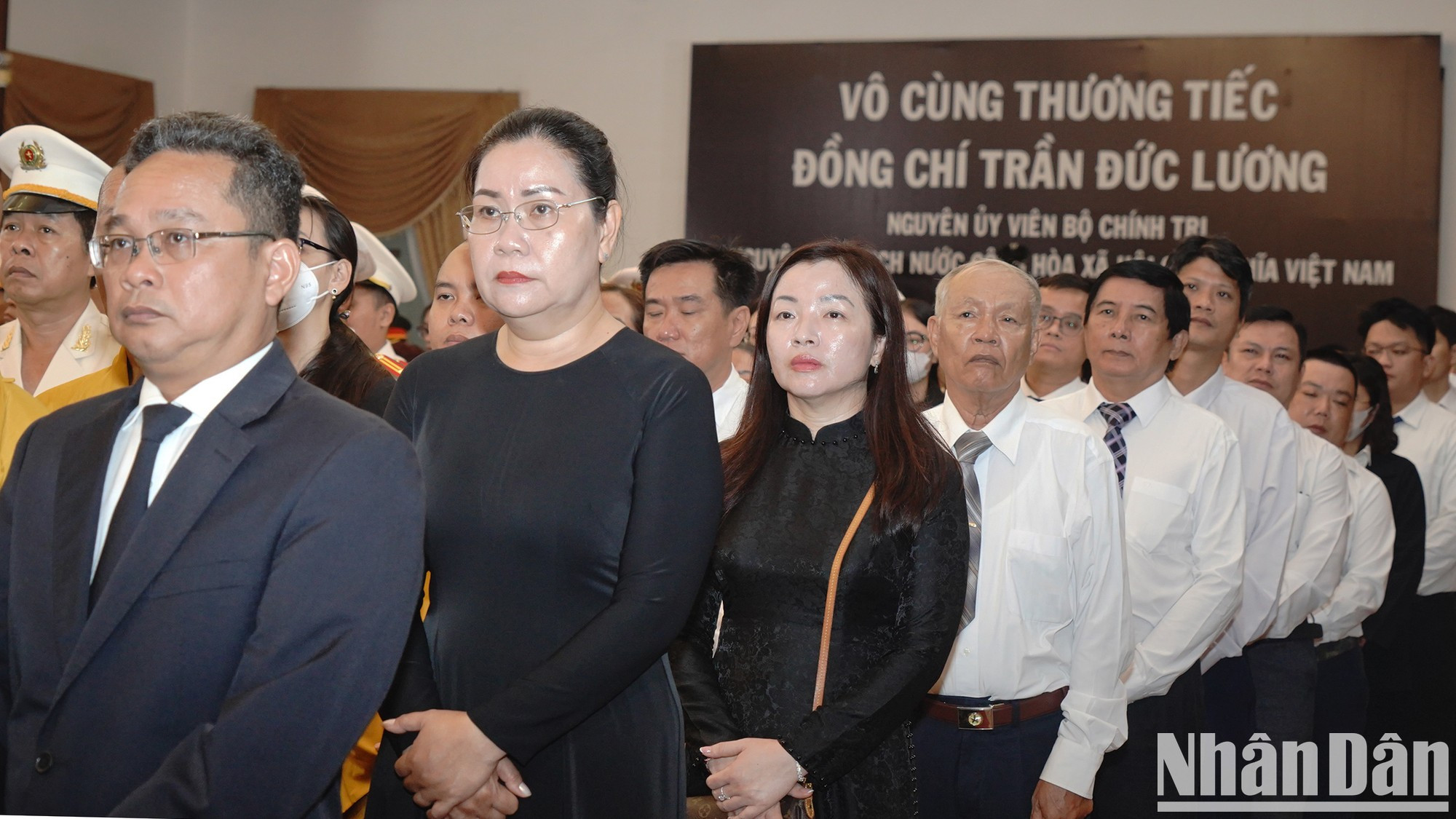 Numerosas personas no pueden ocultar su profunda emoción ante el fallecimiento del expresidente Tran Duc Luong.