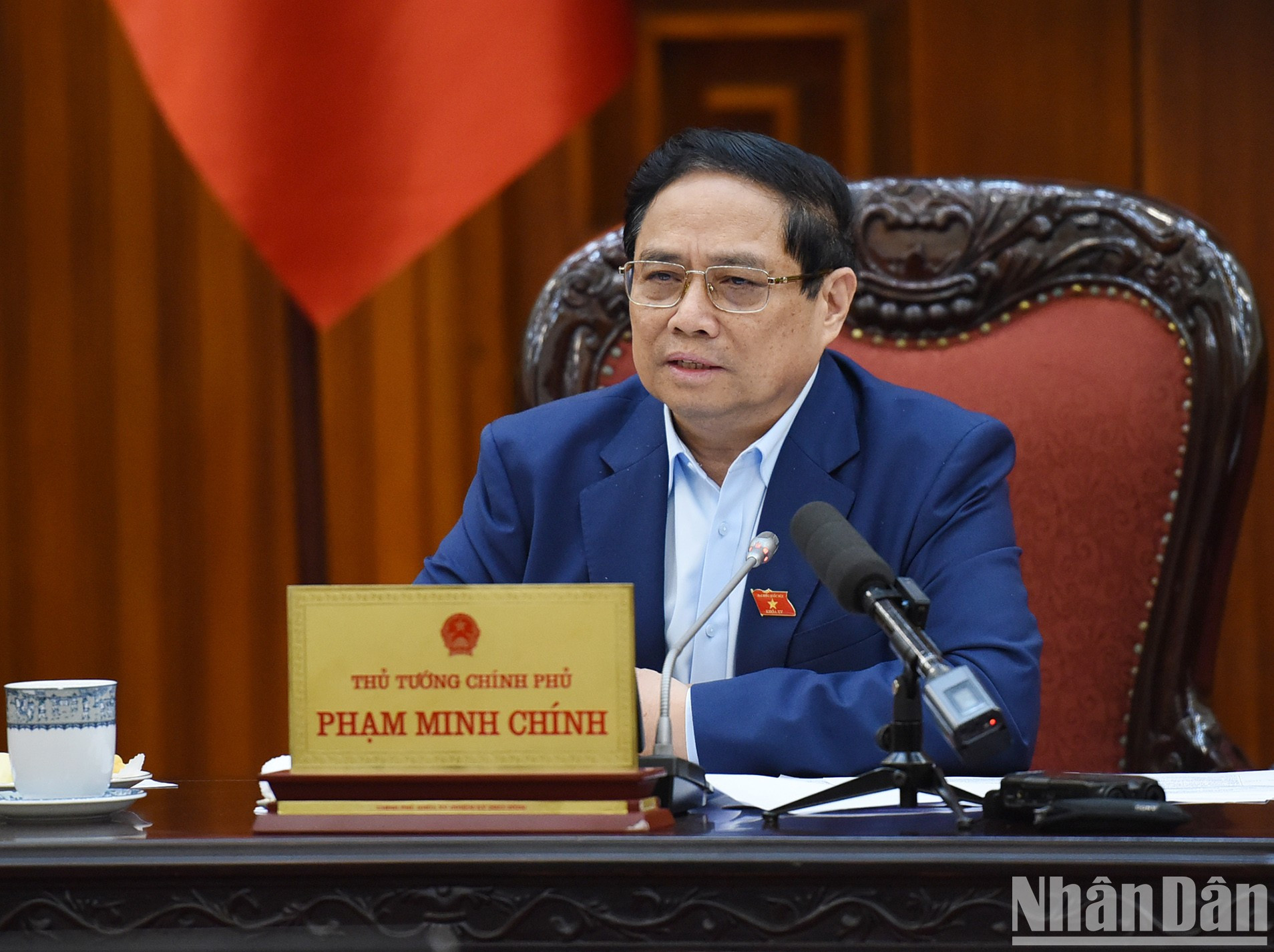 Interviene Minh Chinh.