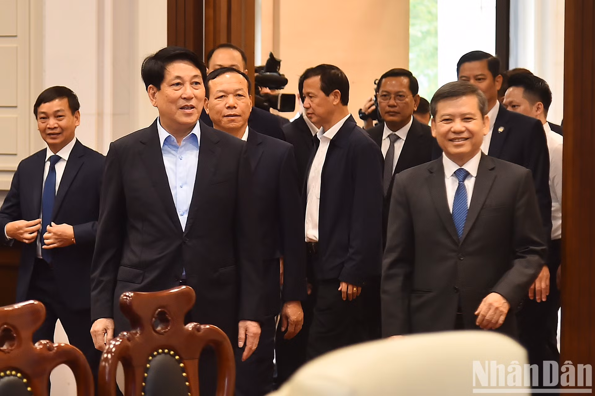 Luong Cuong y otros delegados visitan el Centro de Supervisión y Funcionamiento del Tribunal Popular Supremo.