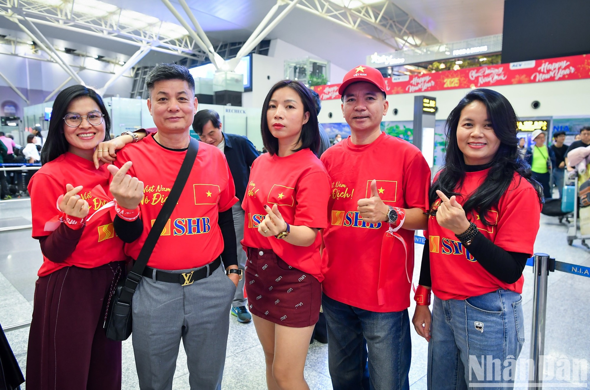 Los aficionados se preparan para tomar el vuelo a Bangkok. Los aficionados se preparan para tomar el vuelo a Bangkok.