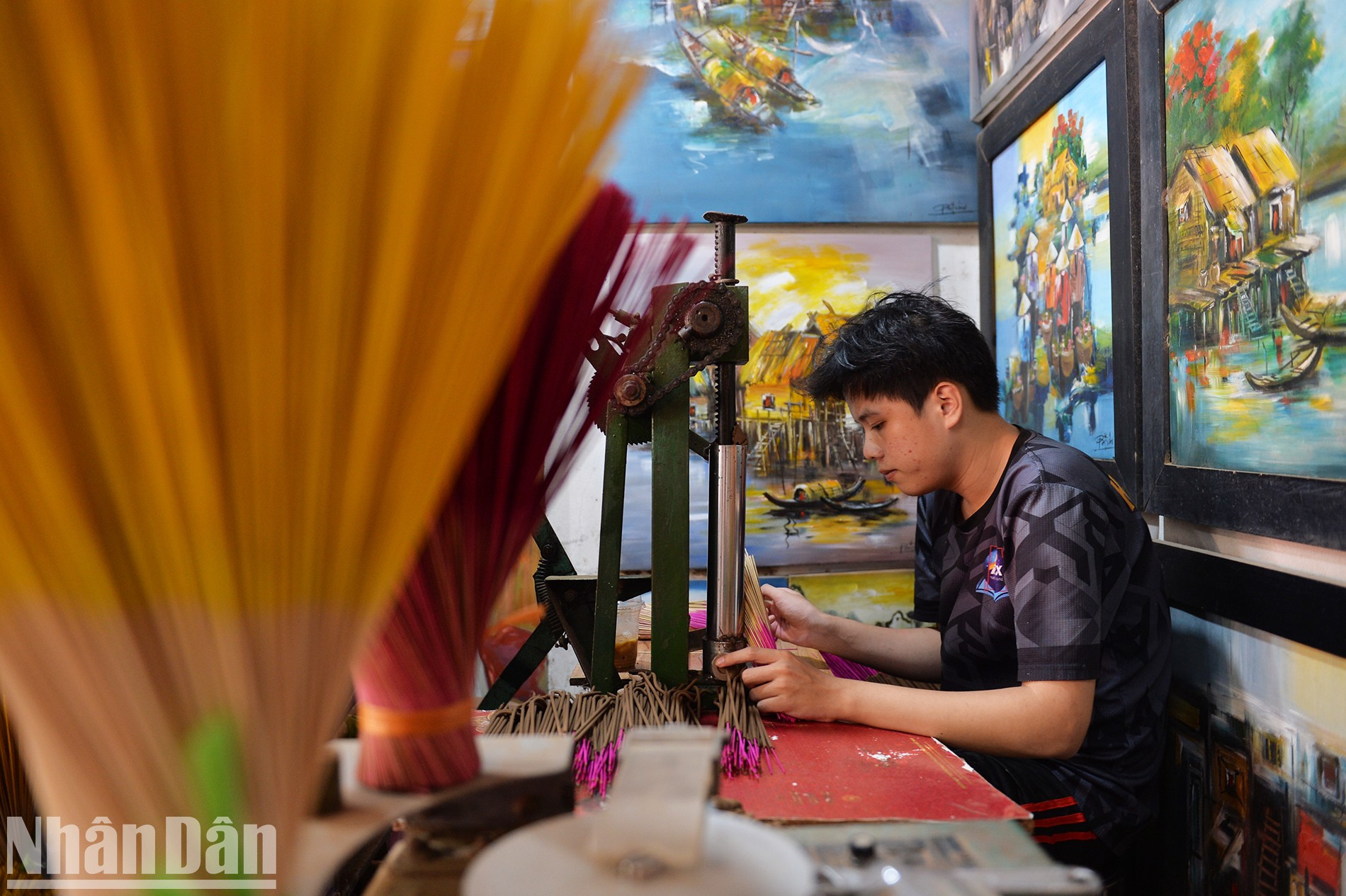 El proceso de elaboración de incienso en una familia en Thuy Xuan.