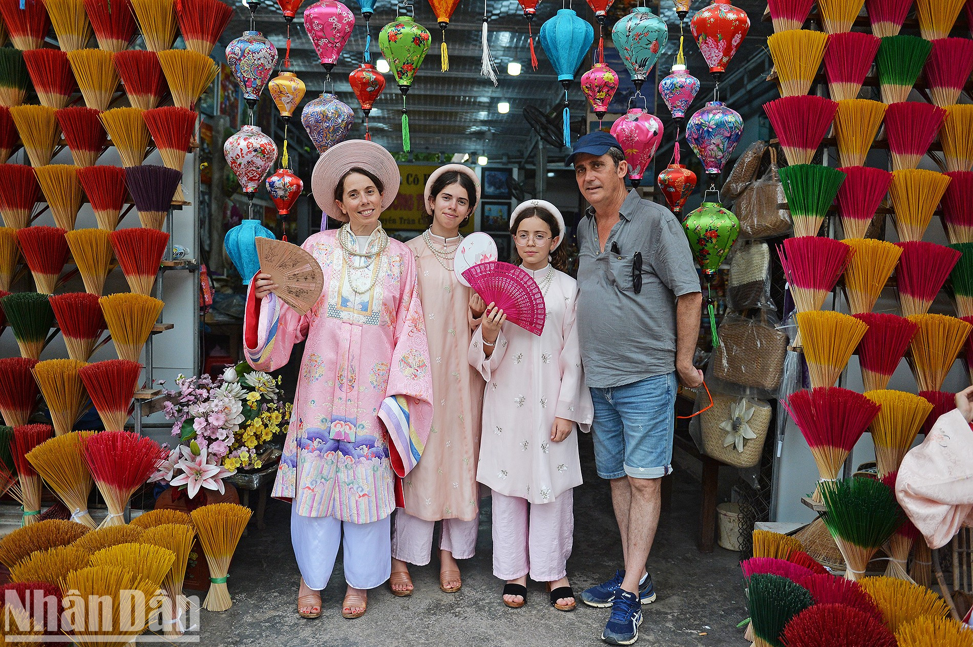 Los turistas nacionales y extranjeros están cautivados por la belleza y la cultura tradicional de este antiguo pueblo artesanal.