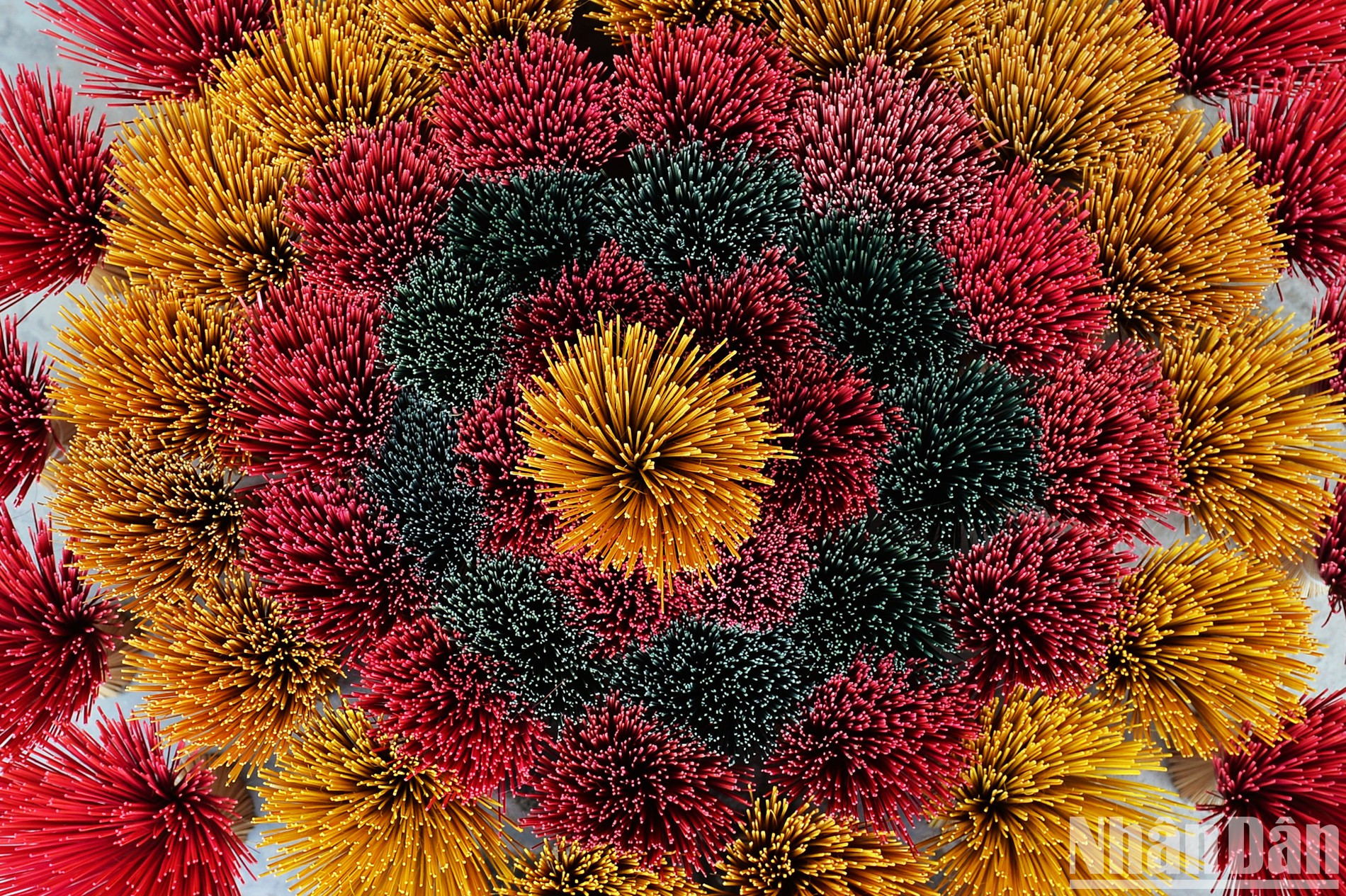 La gente de Thuy Xuan exhibe varillas de incienso en forma de ramo para dar la bienvenida a los visitantes.