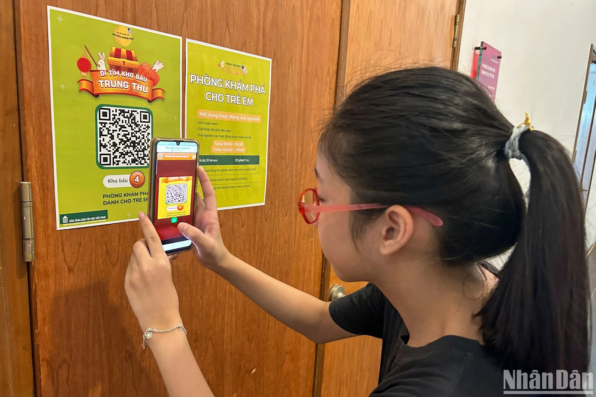 Además de juegos populares, los visitantes tienen oportunidad de participar en la actividad "Buscar el tesoro del Festival del Medio Otoño" mediante el escaneo de códigos QR para descubrir información interesante en los espacios de exhibición del Museo. Además de juegos populares, los visitantes tienen oportunidad de participar en la actividad "Buscar el tesoro del Festival del Medio Otoño" mediante el escaneo de códigos QR para descubrir información interesante en los espacios de exhibición del Museo.