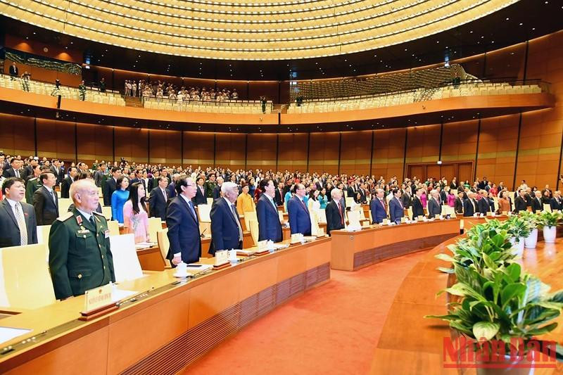 Los delegados saludan a la bandera nacional.