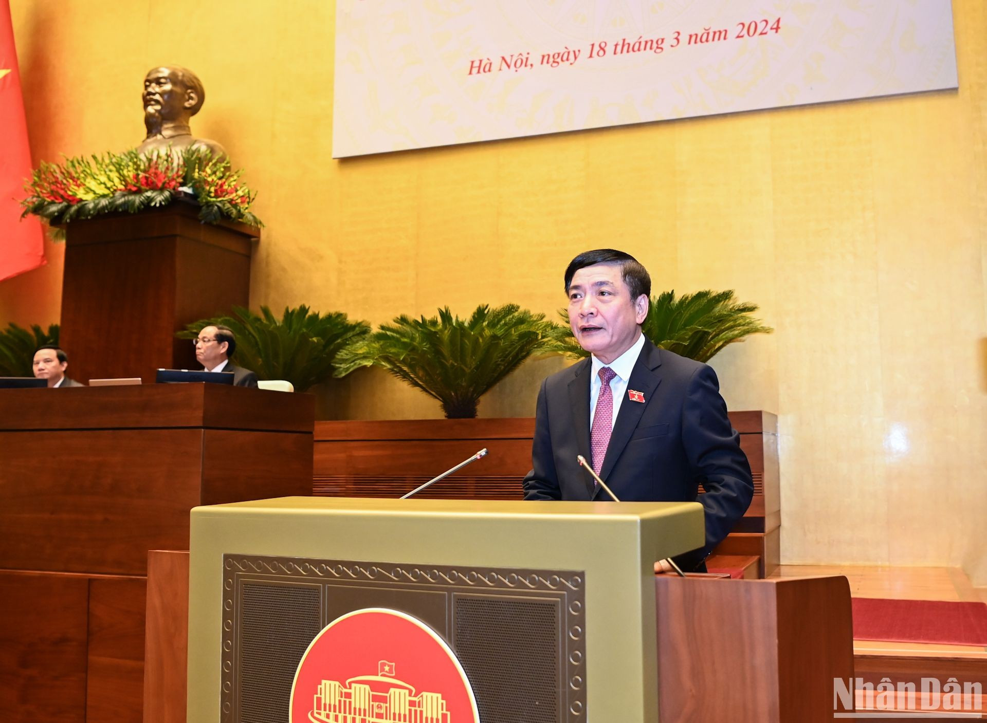 Interviene Bui Van Cuong, secretario general y jefe de la Oficina de la Asamblea Nacional. Interviene Bui Van Cuong, secretario general y jefe de la Oficina de la Asamblea Nacional.