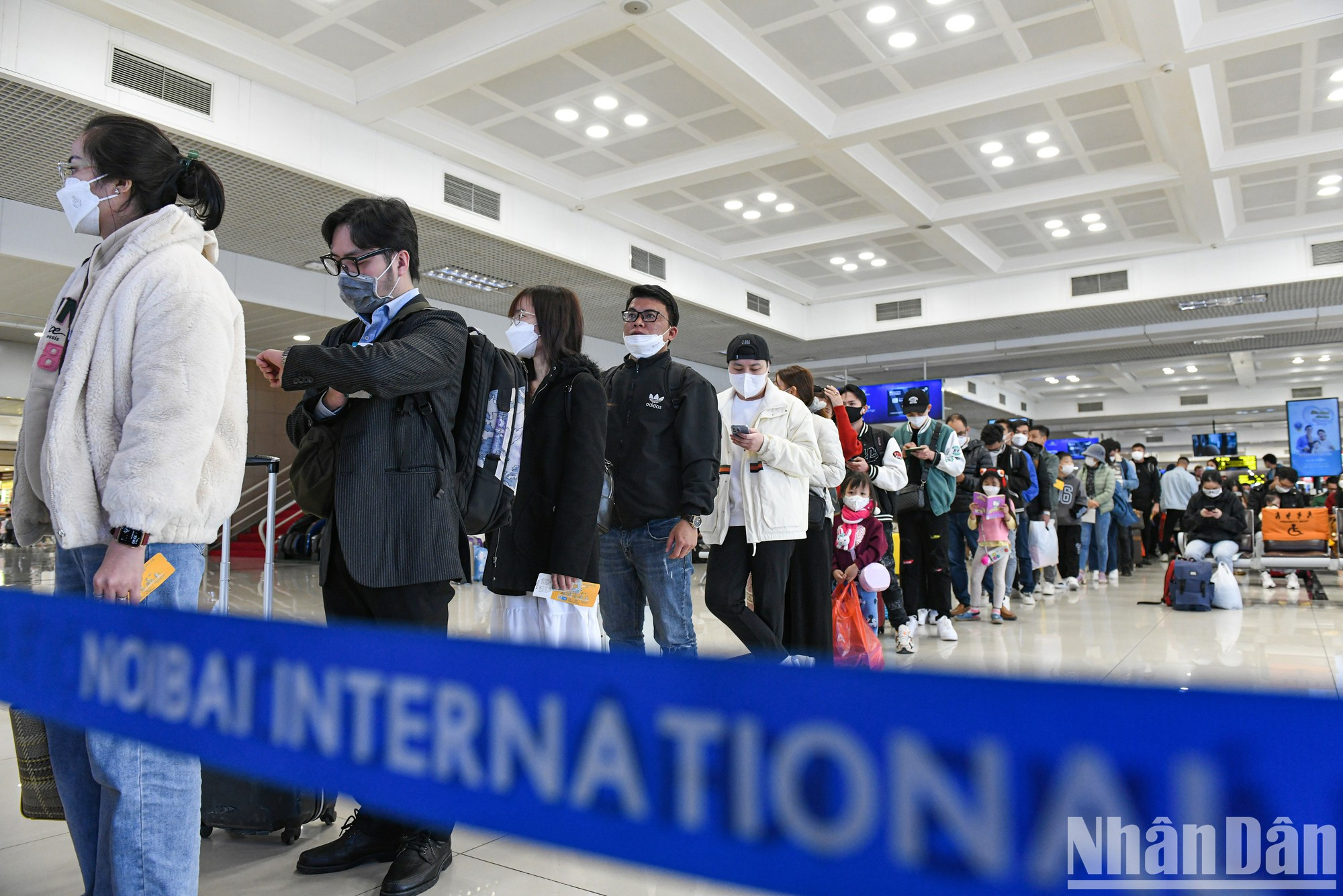 Cola de pasajeros para abordar el avión. Cola de pasajeros para abordar el avión.