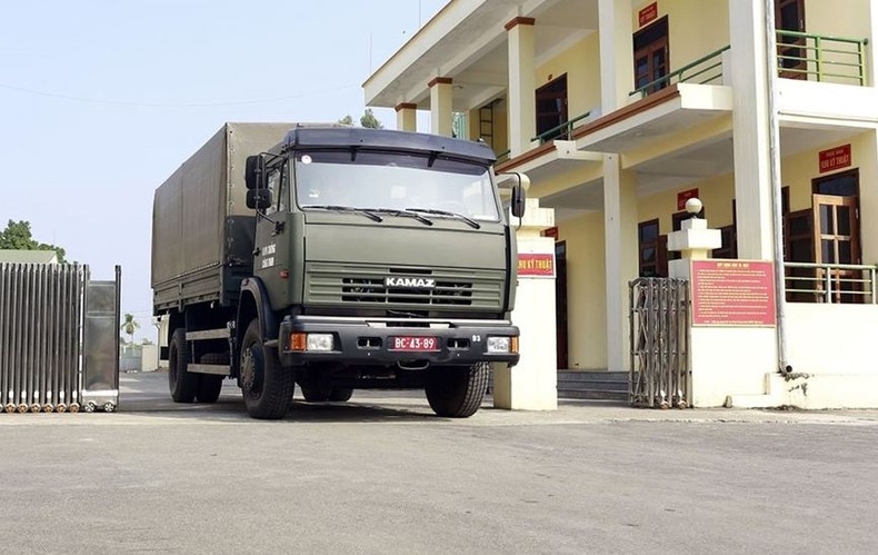 El automóvil salió del Batallón 93 del Cuerpo de Ingenieros del Ejército, hacia al Aeropuerto Internacional de Noi Bai.