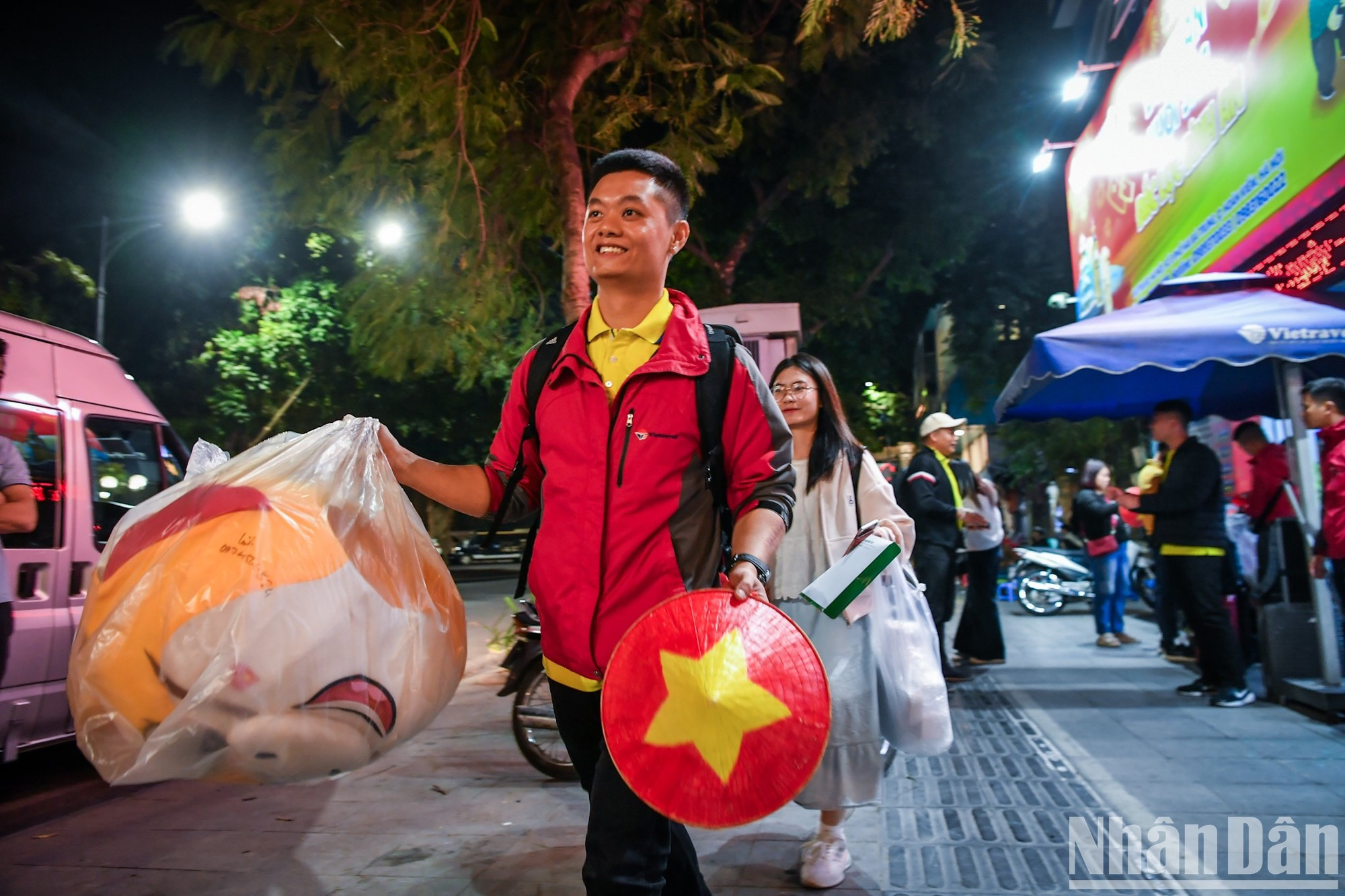 Según Pham Van Bay, representante de la empresa Vietravel Hanói, hay más de mil aficionados registrados para el tour, tanto de Hanói como de Ciudad Ho Chi Minh. Tras la salida del primer vuelo ayer por la tarde, el último despegará esta mañana. Según Pham Van Bay, representante de la empresa Vietravel Hanói, hay más de mil aficionados registrados para el tour, tanto de Hanói como de Ciudad Ho Chi Minh. Tras la salida del primer vuelo ayer por la tarde, el último despegará esta mañana.