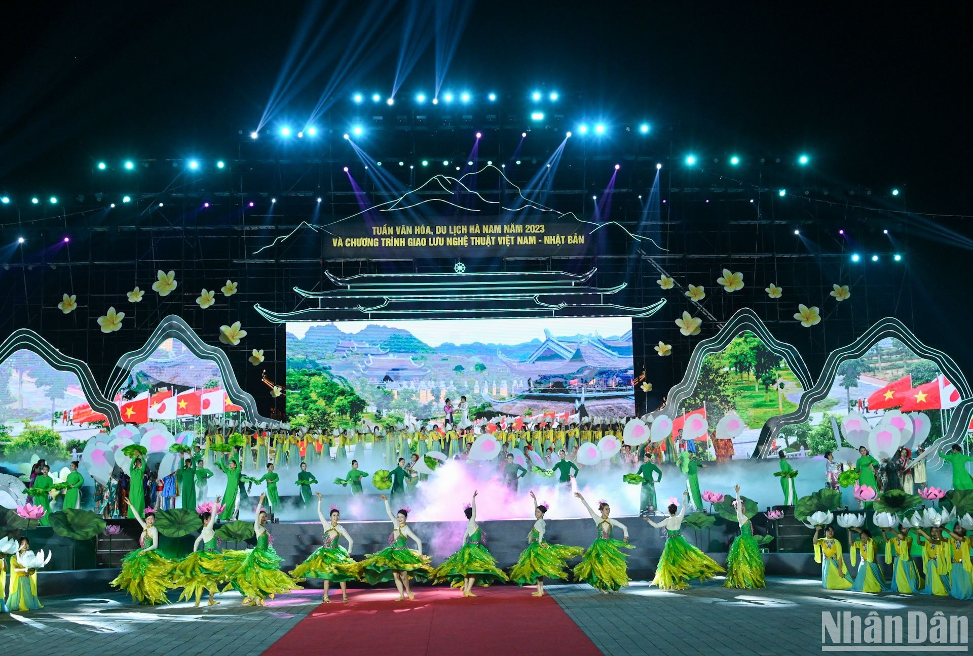 Actuación artística con el tema "Ha Nam - Viaje de conexión" abre la ceremonia. Actuación artística con el tema "Ha Nam - Viaje de conexión" abre la ceremonia.