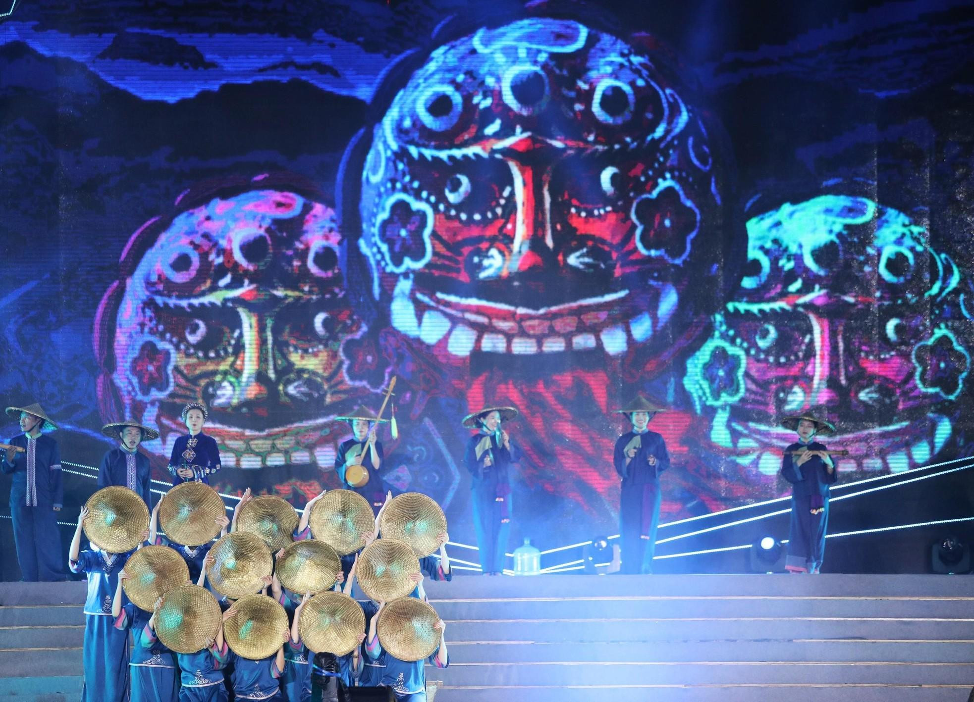 El programa cuenta con la participación tanto de actores profesionales como de aficionados. El programa cuenta con la participación tanto de actores profesionales como de aficionados.