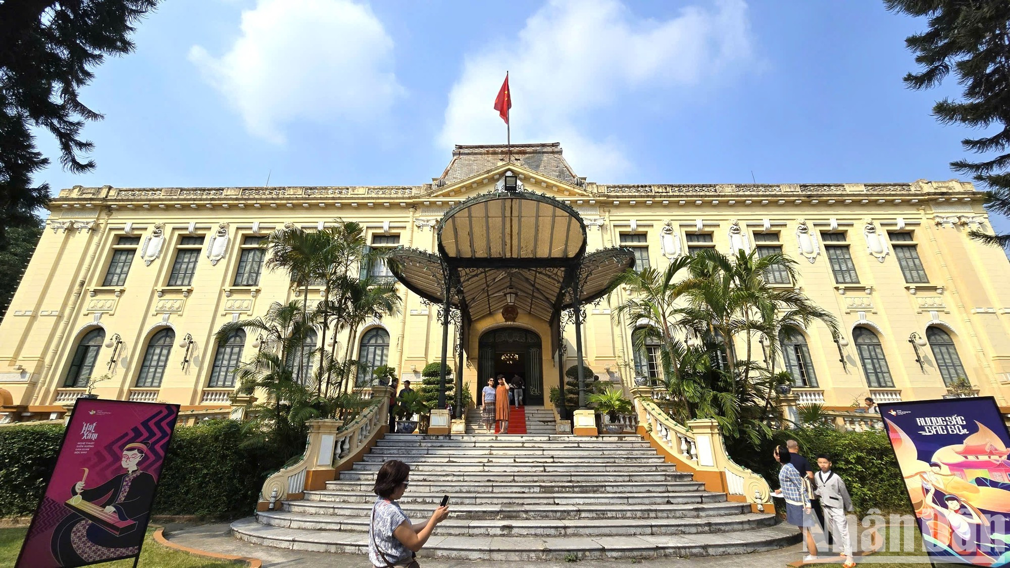 Situada justo en el corazón de la ciudad de Hanói, cerca del lago Hoan Kiem (Espalda Restituida), la obra presenta una arquitectura muy marcada por el pasado. Situada justo en el corazón de la ciudad de Hanói, cerca del lago Hoan Kiem (Espalda Restituida), la obra presenta una arquitectura muy marcada por el pasado.