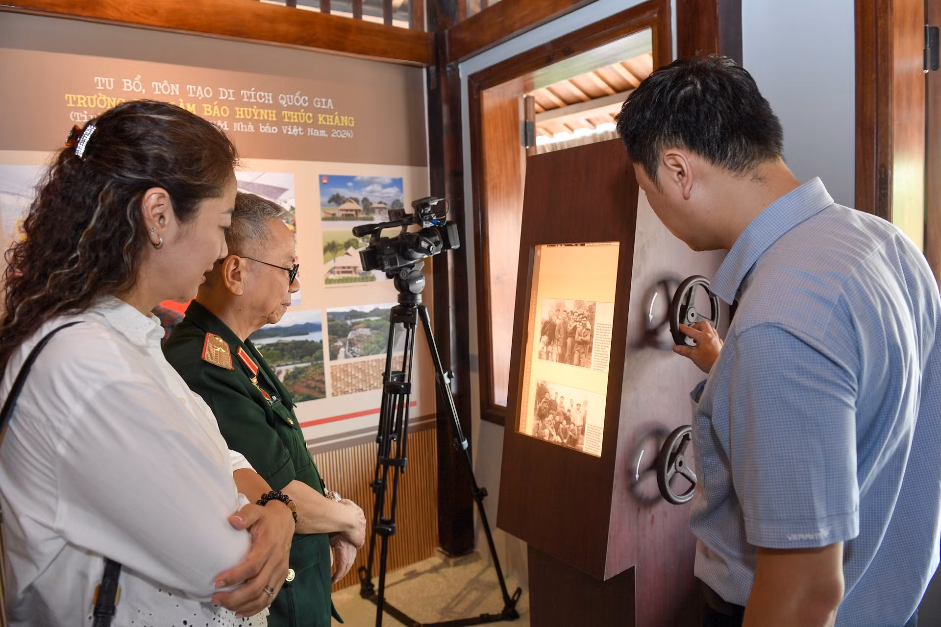Se exhiben numerosos documentos y objetos valiosos. Se exhiben numerosos documentos y objetos valiosos.