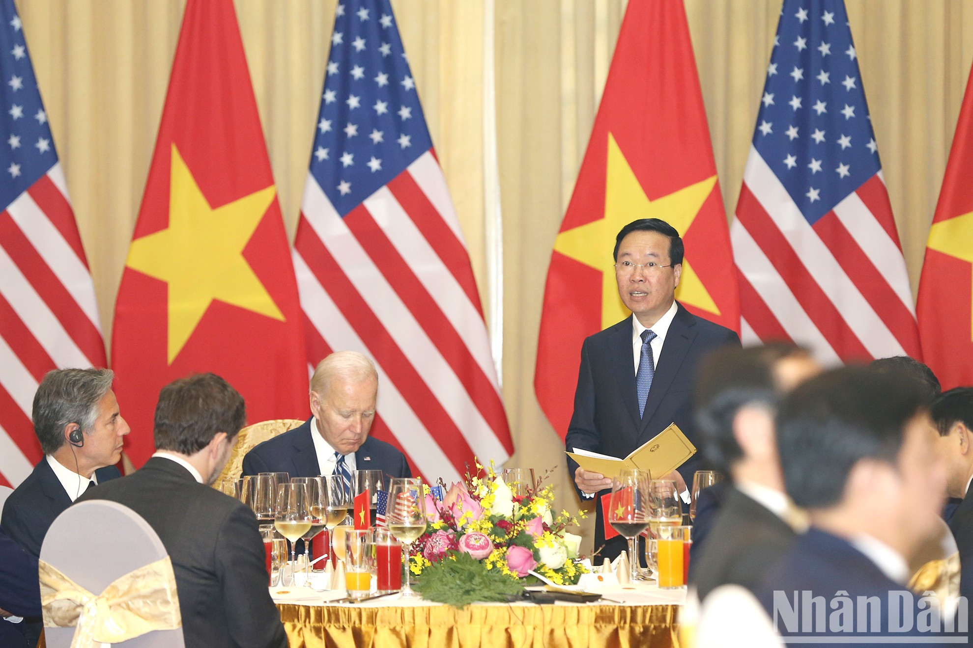 Van Thuong habla en la cita. Van Thuong habla en la cita.