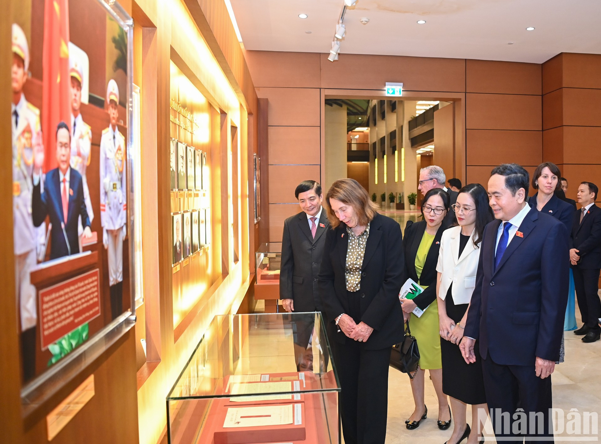 Sue Lines y los delegados visitan el salón memorial de la Asamblea Nacional vietnamita. Sue Lines y los delegados visitan el salón memorial de la Asamblea Nacional vietnamita.