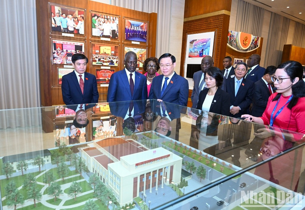 Delegados observan objetivos exhibidos en la sala memorial. Delegados observan objetivos exhibidos en la sala memorial.
