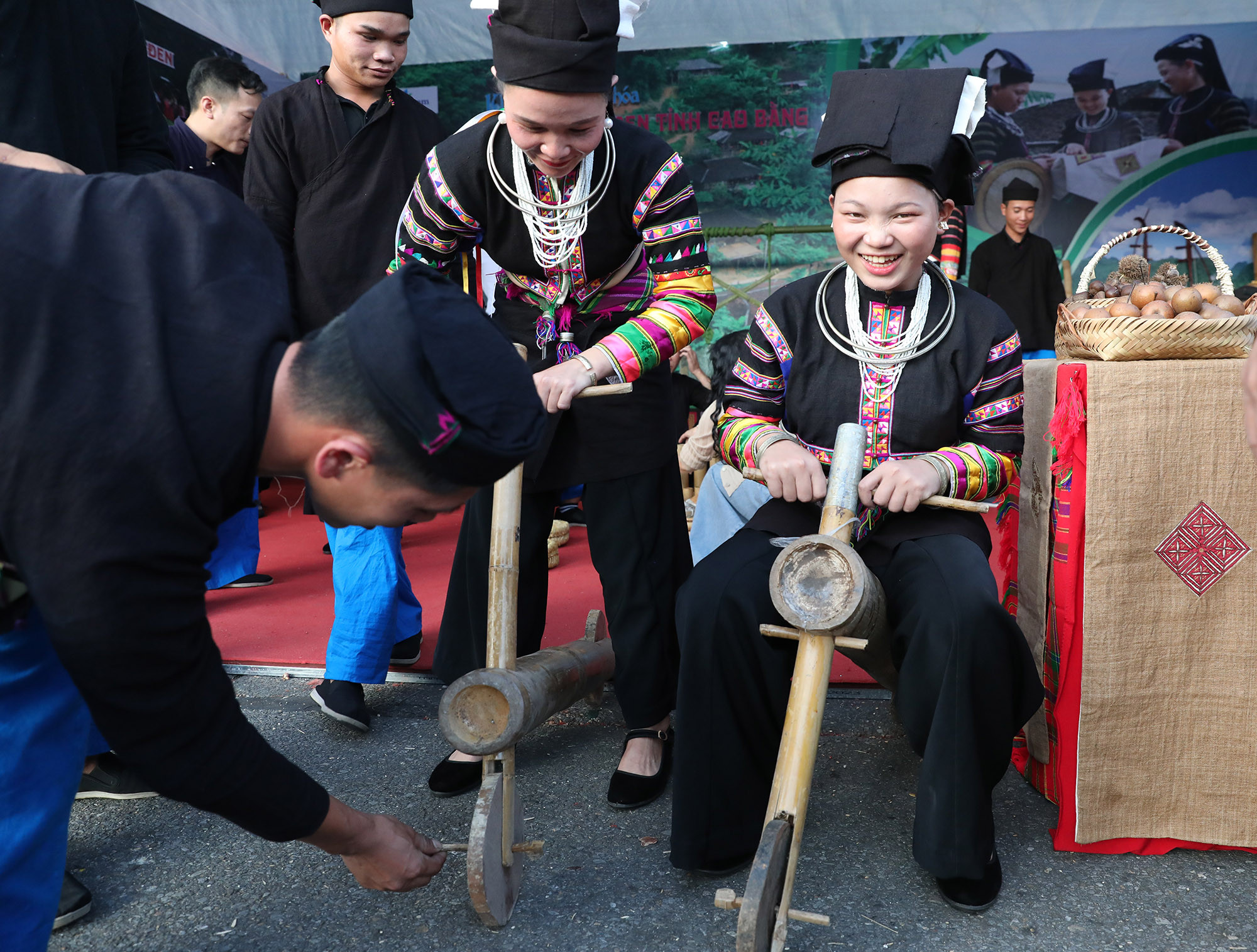 Divertido juego folklórico de la etnia Lo Lo nergo en la provincia de Cao Bang Divertido juego folklórico de la etnia Lo Lo nergo en la provincia de Cao Bang