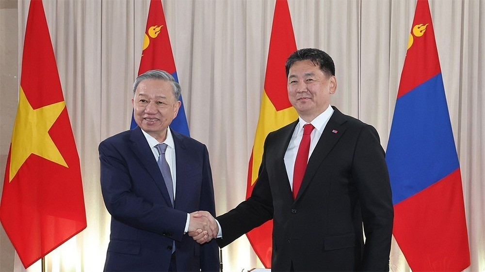 El secretario general del PCV y presidente de Vietnam, To Lam, y el presidente de Mongolia, Ukhnaagiin Khurelsukh. (Foto: VNA)