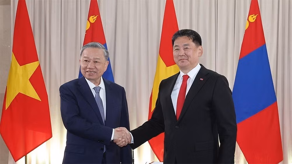 El secretario general del PCV y presidente de Vietnam, To Lam, y el presidente de Mongolia, Ukhnaagiin Khurelsukh. (Foto: VNA)