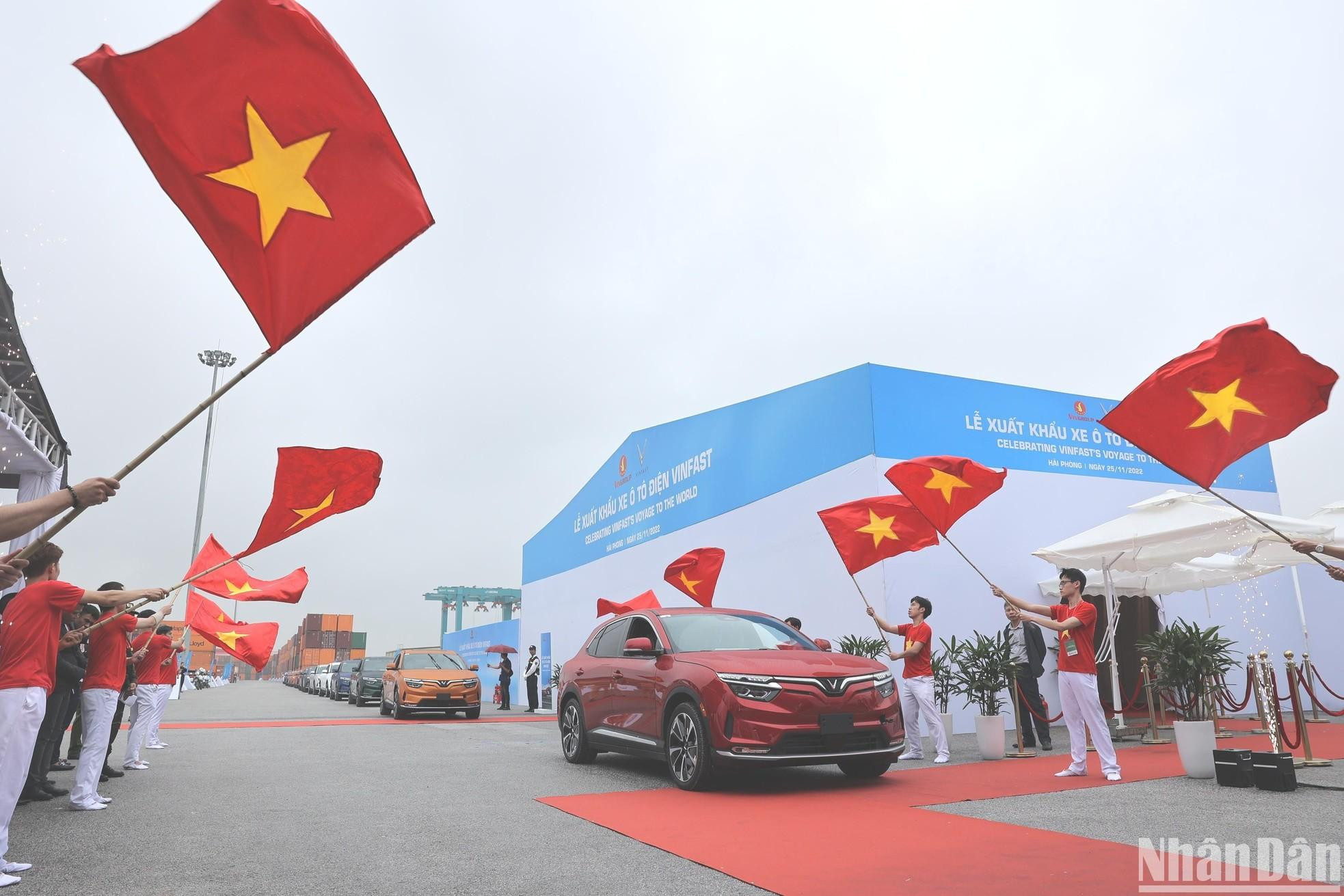 El primer lote de los 999 autos VF 8, abordado por el transportista de vehículos panameño Silver Queen, llegará a Estados Unidos.