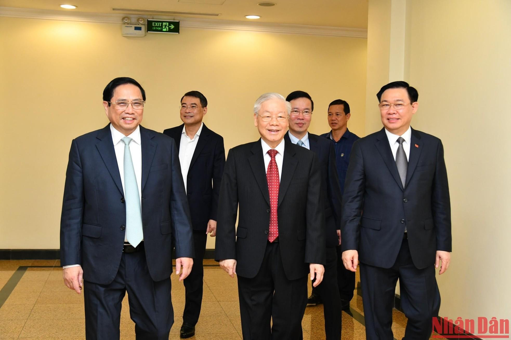 El secretario general del PCV Nguyen Phu Trong y otros dirigentes del Partido y el Estado en la cita. El secretario general del PCV Nguyen Phu Trong y otros dirigentes del Partido y el Estado en la cita.