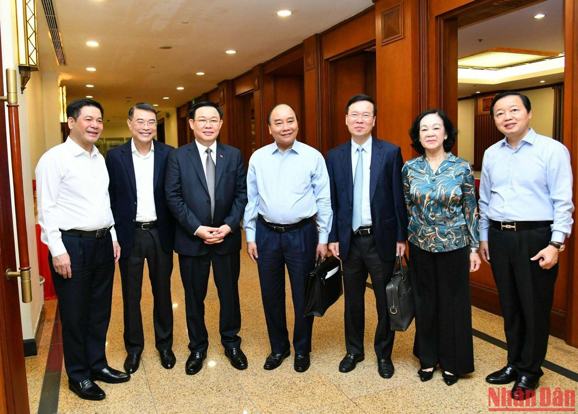 El presidente Nguyen Xuan Phuc, el titular del Parlamento Vuong Dinh Hue, el miembro permanente del Secretariado del Comité Central del PCV Vo Van Thuong y otros delegados asistentes al evento. El presidente Nguyen Xuan Phuc, el titular del Parlamento Vuong Dinh Hue, el miembro permanente del Secretariado del Comité Central del PCV Vo Van Thuong y otros delegados asistentes al evento.
