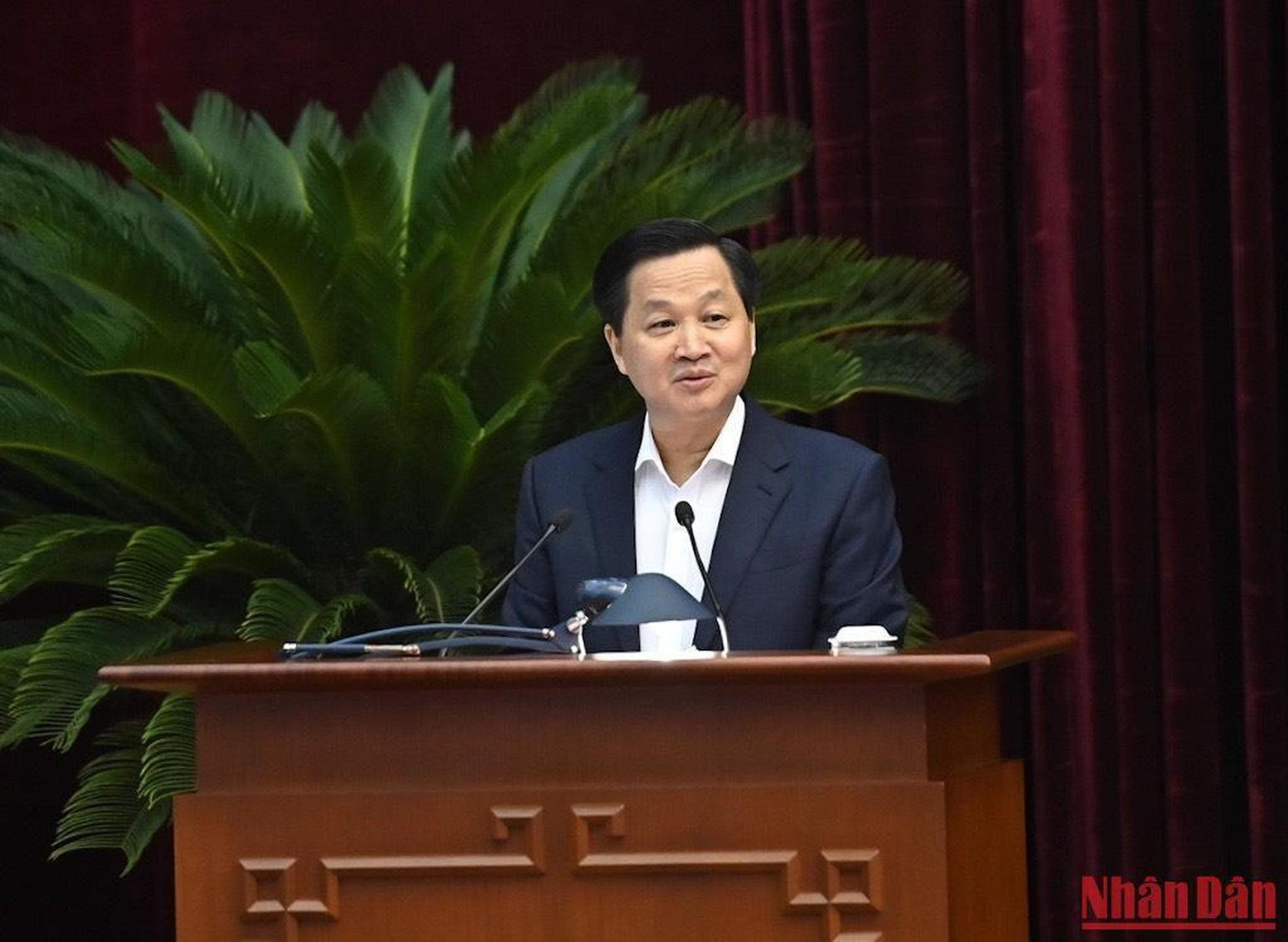 El viceprimer ministro Le Minh Khai presenta un informe en el evento. El viceprimer ministro Le Minh Khai presenta un informe en el evento.