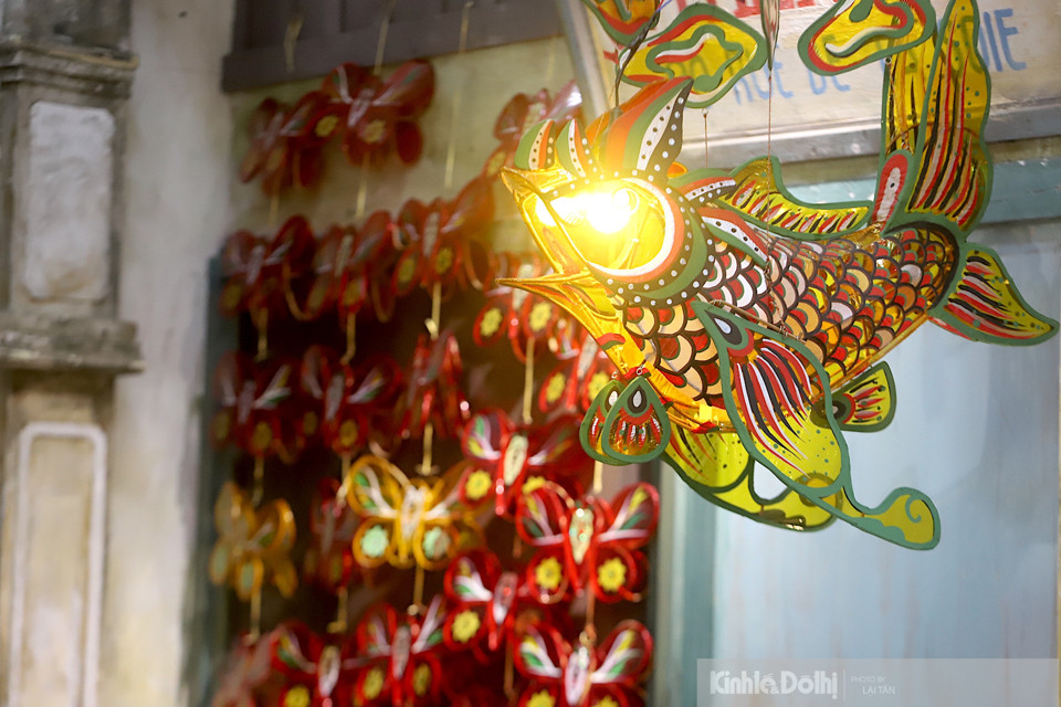 Desde la dinastía Ly (1009-1225), la Fiesta del Medio Otoño, que se celebraba simultáneamente en la corte real y entre los plebeyos, ha sido una fiesta nacional.