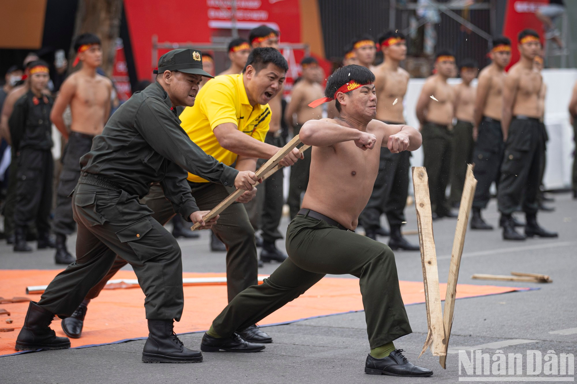 Una actuación especial de qigong muestra la élite de la fuerza de Seguridad Pública Popular de Vietnam. Una actuación especial de qigong muestra la élite de la fuerza de Seguridad Pública Popular de Vietnam.
