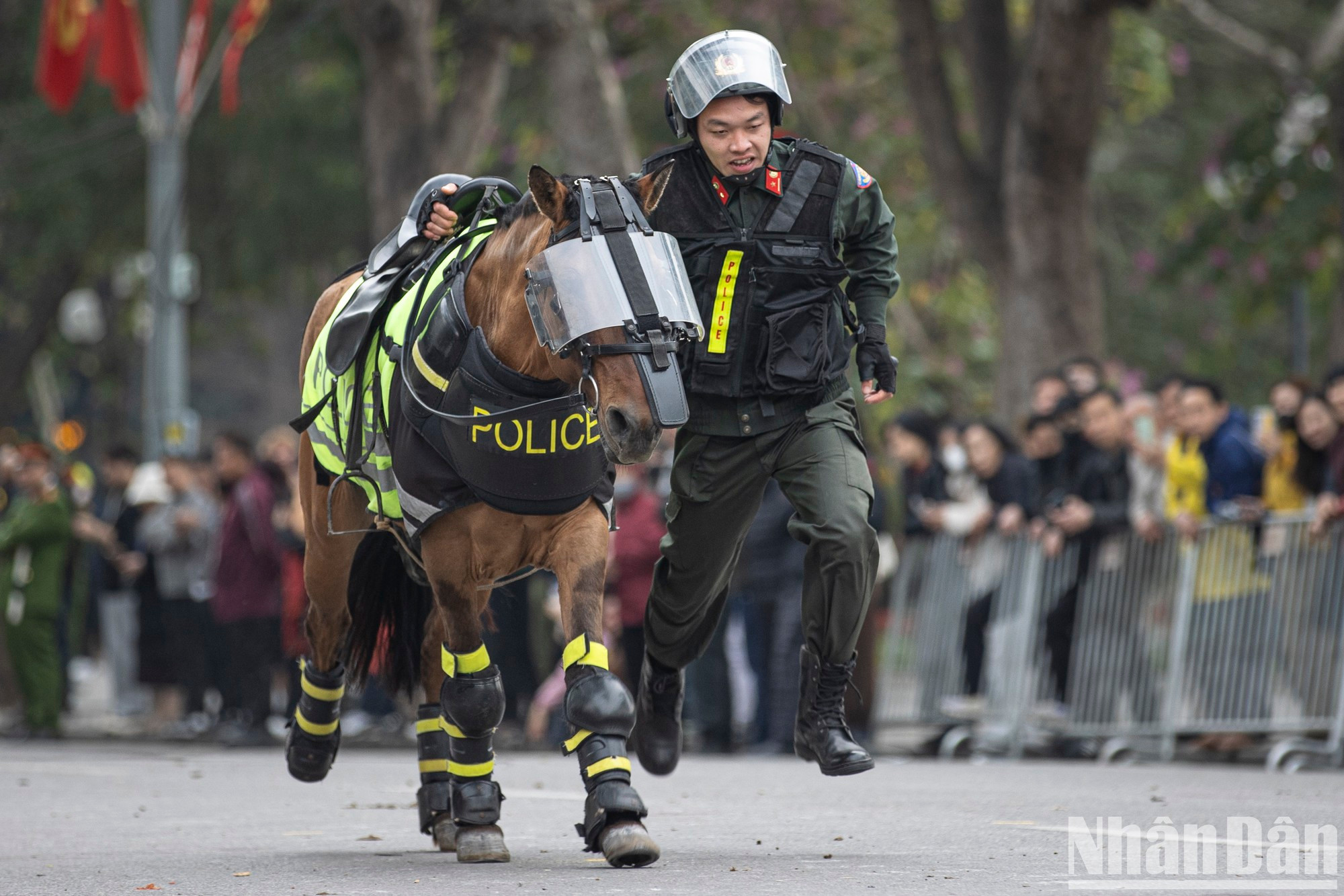 Los soldados practican saltar sobre y desde los caballos en caso de emergencia. Los soldados practican saltar sobre y desde los caballos en caso de emergencia.
