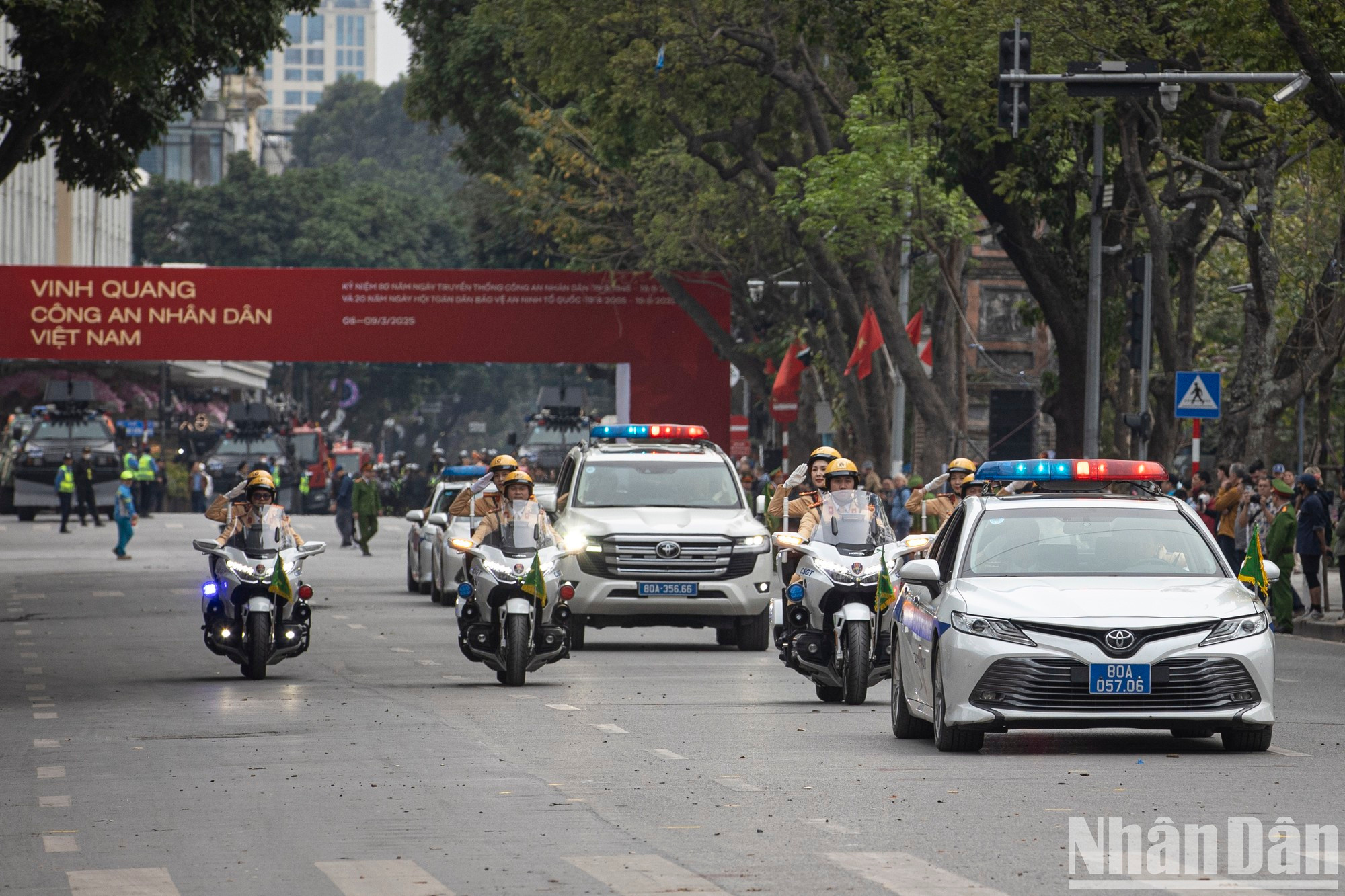 El Ministerio de Seguridad Pública organiza, del 8 al 9 de marzo de 2025, múltiples actividades en la calle peatonal del lago Hoan Kiem para honrar las contribuciones de la fuerza de seguridad pública popular a la protección de la seguridad nacional y el mantenimiento del orden y la seguridad sociales. El Ministerio de Seguridad Pública organiza, del 8 al 9 de marzo de 2025, múltiples actividades en la calle peatonal del lago Hoan Kiem para honrar las contribuciones de la fuerza de seguridad pública popular a la protección de la seguridad nacional y el mantenimiento del orden y la seguridad sociales.